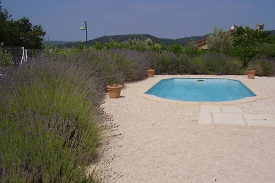 Villa mit Schwimmbad und Blick auf das Tal