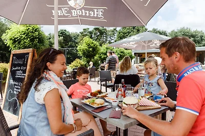 Lodge di legno con terrazza, a Veluwe