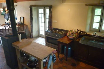 Château in der Auvergne mit Fluss und...
