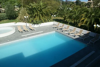 Spazioso appartamento con piscina...