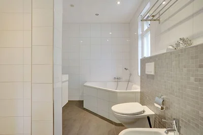 Casa di design con camino a Bedafse Bergen