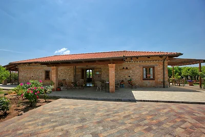 Bauernhaus mit großem Garten in Limbadi
