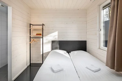 Moderne Lodge am Wasser, im Grünen gelegen