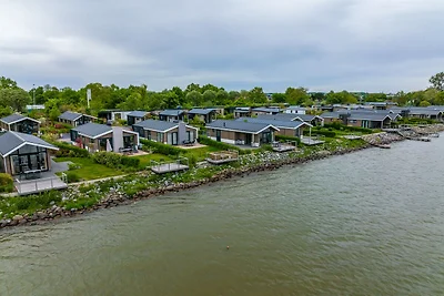 Modern chalet aan het water van het...