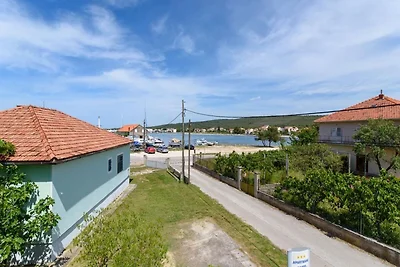 Geräumiges Apartment in Sukošan mit Balkon