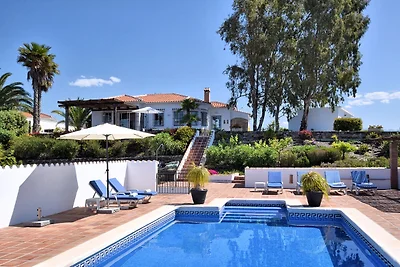 Wunderschöne Villa in Sayalonga mit Pool