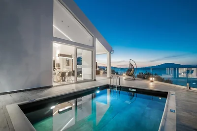 Villa con Jacuzzi, piscina e vista a Tragaki