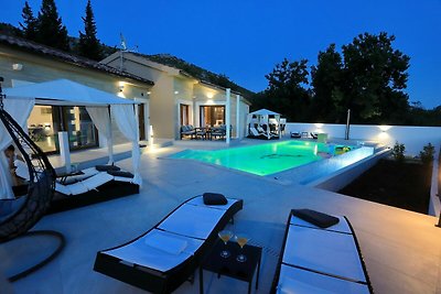 Erstaunliche Villa mit Pool und Meerblick, um...