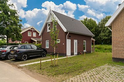 Huis aan de waterkant met sauna en vissteiger