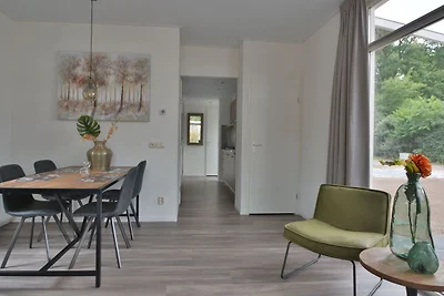 Komfortables Chalet mit Sonnendusche mitten i...