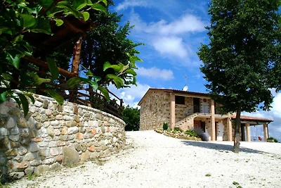 Zeitlose Villa in Cagli mit Garten