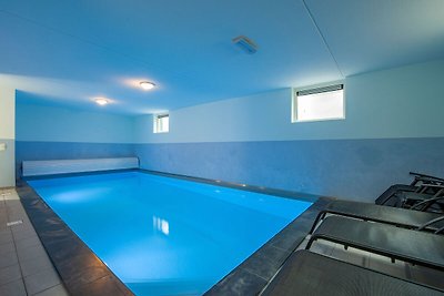 Wellnessvilla mit privatem Innenpool in einem...