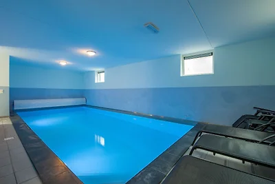 Wellnessvilla mit privatem Innenpool in einem...