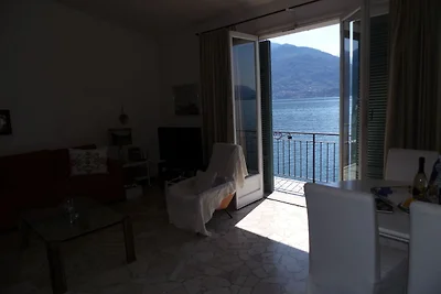 Luxuriöses Ferienhaus am Seeufer Como in...