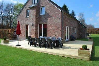 Geräumiges Ferienhaus in Ovifat mit Terrasse
