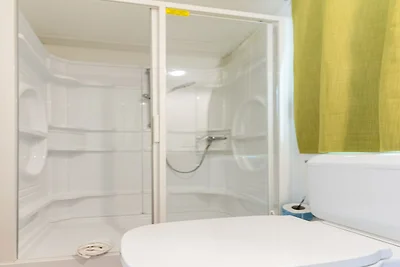 Mobilhome im Ferienpark mit grosser...