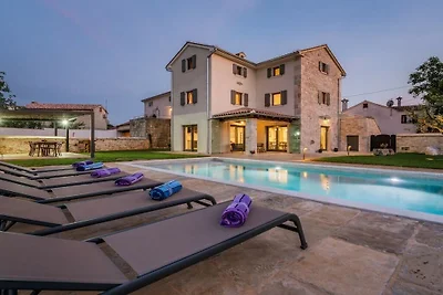 Villa in Višnjan mit Schwimmbecken