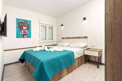 Modern Apartments with Private Balcony - Delu...