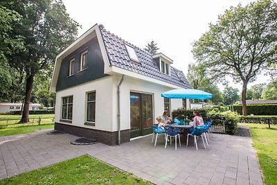 Luxuriöse Villa mit Geschirrspüler in der Nat...
