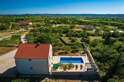 Villa mit Pool im ruhigen Tinj