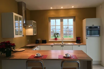 Geräumiges Ferienhaus in Sint-Amands mit...