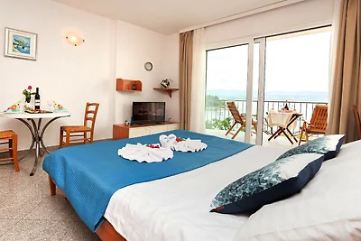 Splendid Beachfront Medveja Apartments - Stud...