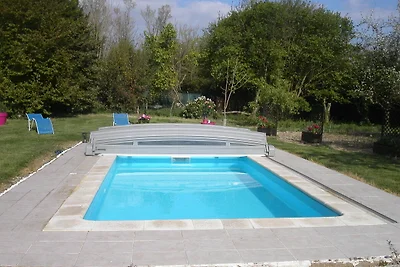 Charakteristisches Haus mit beheiztem Pool