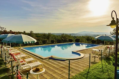 Agriturismo con terrazza privata e piscina