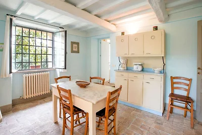 Casa rustica con giardino privato