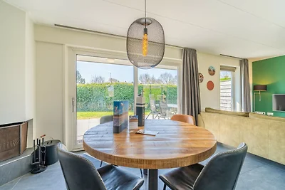 Geschmackvoll eingerichteter freistehender...