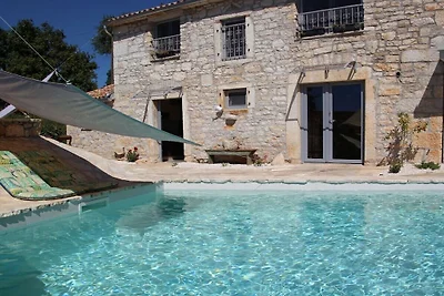 Ferienhaus in Kastelir mit Schwimmbecken