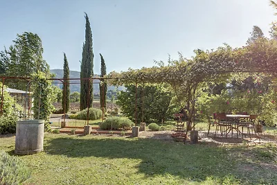 Spazioso Cottage a Oppede con Piscina