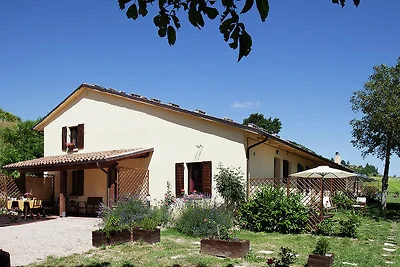 Ruhiger Bauernhof in Cagli mit Swimmingpool