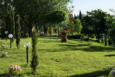 Spazioso Agriturismo con Piscina a Vinci in...