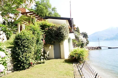 Luxuriöses Ferienhaus am Seeufer Como in...