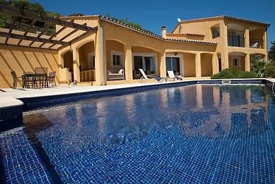 Moderne Villa mit privatem Pool in Roquebrun