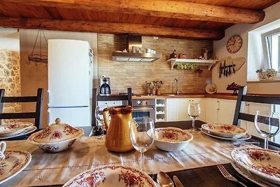 Ein schönes Steinhaus mit Bergblick in Zaton