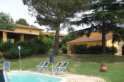 Splendido agriturismo con piscina in comune