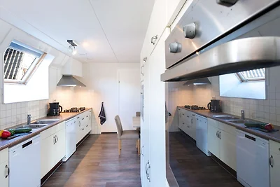 Spaziosa villa ristrutturata con sauna, circo...