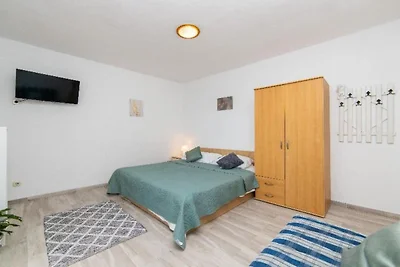 Studio apartment with sea view 3