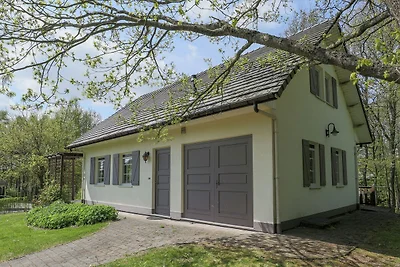 Schöne Villa mit Garten in Waldnähe