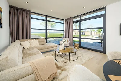 Villa am Wasser mit privater Dachterrasse