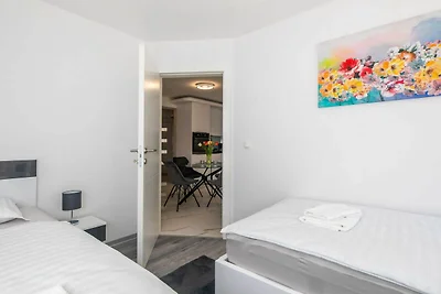 Modern Apartment with Terrace and Private Par...