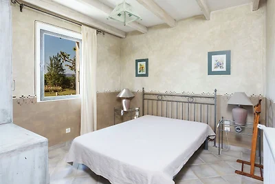 Spazioso Cottage a Oppede con Piscina