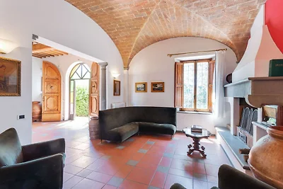 Spaziosa Villa a Empoli con Piscina
