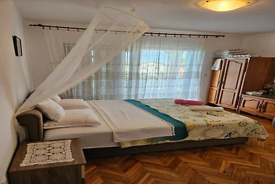 Gemütliche Wohnung direkt am Meer in Tribunj