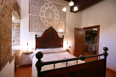 Castello in stile medievale con piscina in...