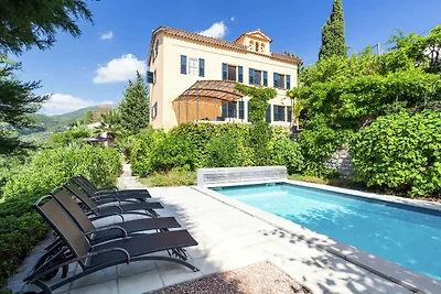 Elegante villa con piscina a Grasse