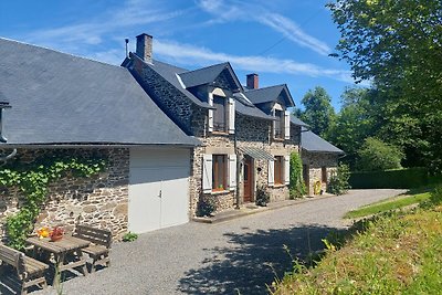 Spaziosa casa vacanze a Sussac con piscina