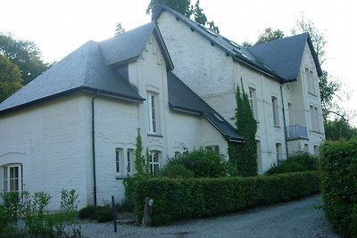 Schönes Ferienhaus in Chimay mit Terrasse